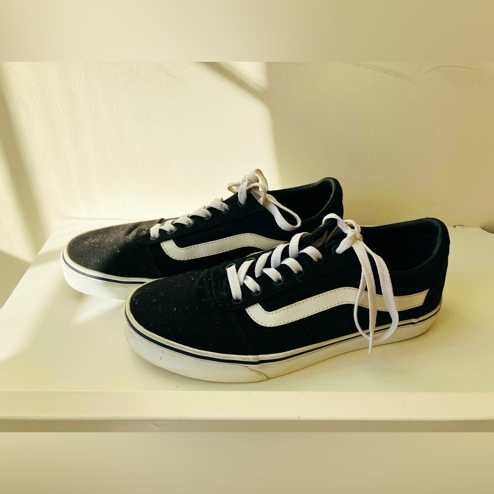 Vans Old Skool Low Top Sneakers in Black